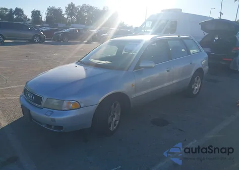 1998 Audi A4 Avant z USA, uszkodzony, nr VIN WAUFD68D2WA090888
